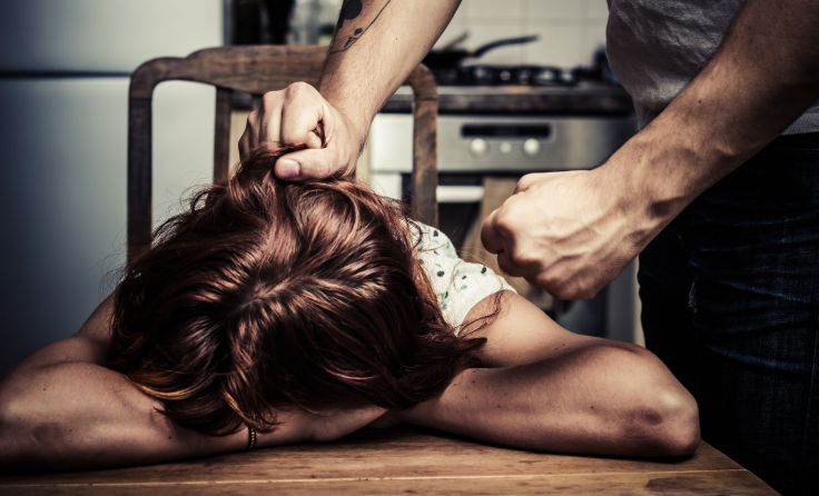 Ein Großteil der Opfer von Gewalt sind Frauen. Foto: Lolostock/Shutterstock.com