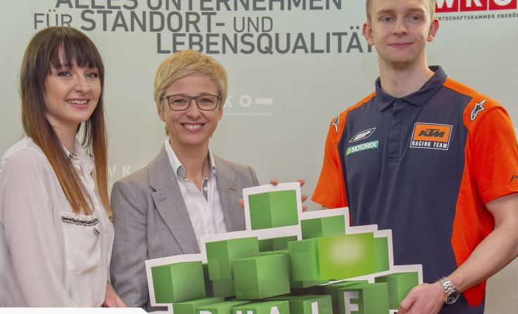 WKOÖ-Präsidentin Doris Hummer mit zwei Trainees. Foto: Friedrich