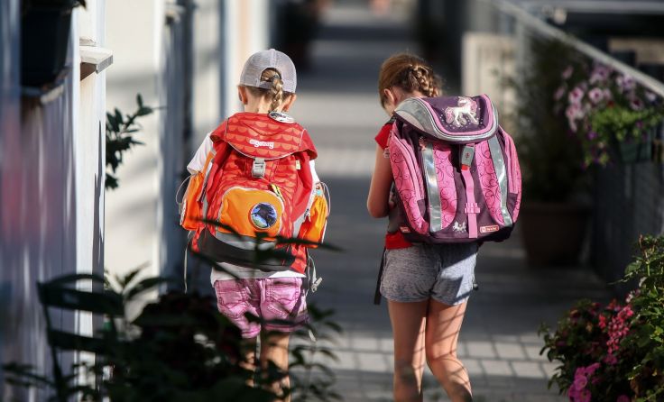 Der Schulweg sollte unter realen Bedingungen an Werktagen geübt werden. Foto: Weihbold