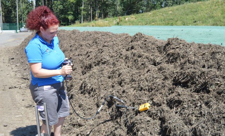 Karoline Eigner begleitet die Kinder durch die Kompostieranlage. Foto: LK OÖ/ Elke Leitner