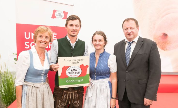 AMA-Chef Günter Griesmayr (re.) übergab Familie Scheba die verdiente Auszeichnung. Foto: AMA