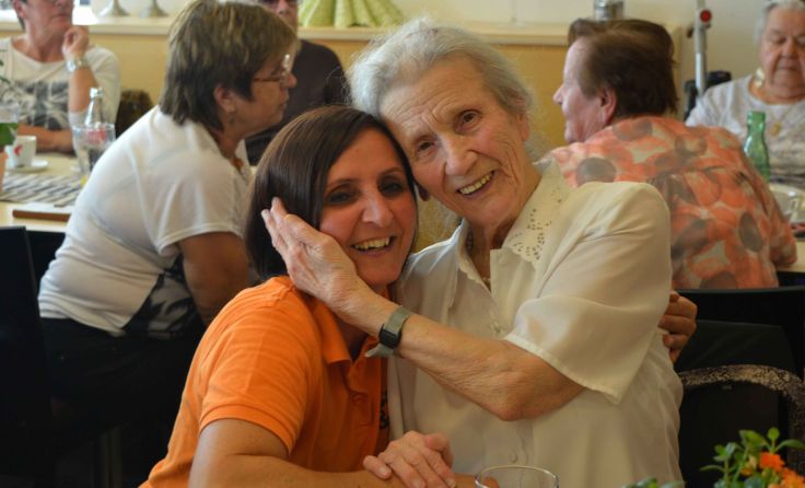Pflegedienst-Mitarbeiterin Sandra Wahl mit Rosa Pils. Foto: Caritas
