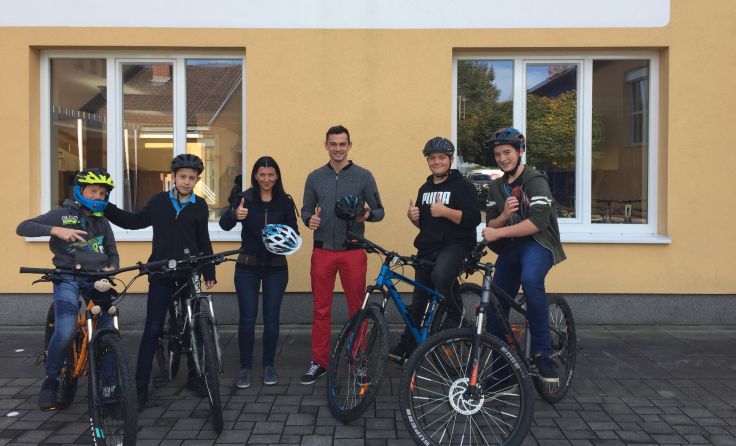 Manche Schüler haben sich auch schon einen coolen Helm gekauft. Foto: NMS Naarn