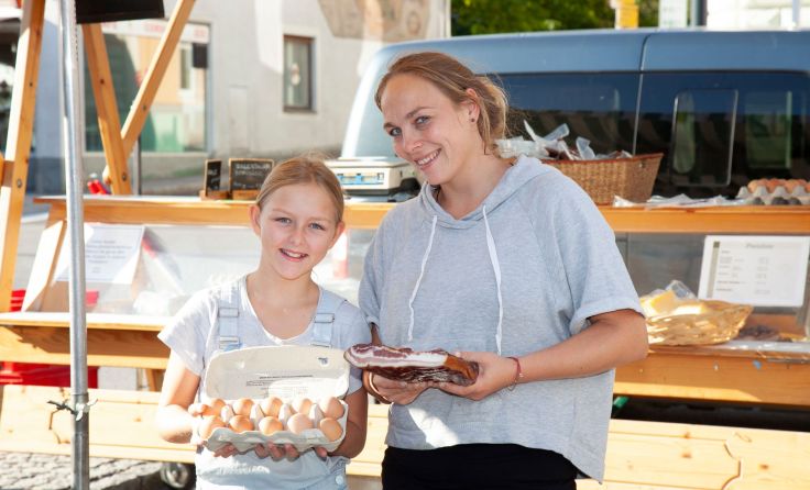Irene Landlinger von Landprodukte Peham mit ihrer Tochter. Fotos: Stadtmarketing