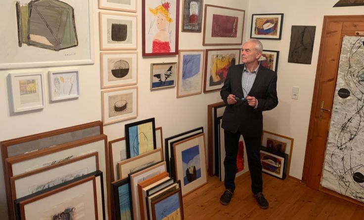Galerist Erwin Pehböck in seinem Lager oder wie er sagt „Schatzkammer“. Foto: mai