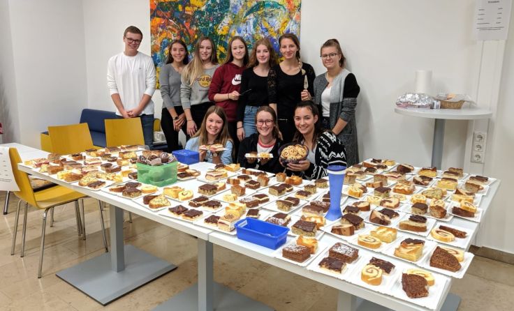 Durch das Kuchenbuffet wurde unter anderem 1.080 Euro gesammelt. Foto: HLW Perg