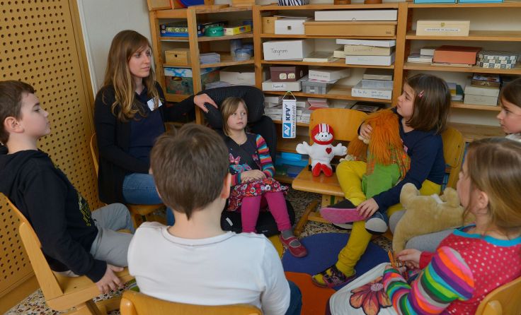 Spielerisch erlernten die Kinder wie wichtig das Anschnallen im Auto ist. Foto: KFV