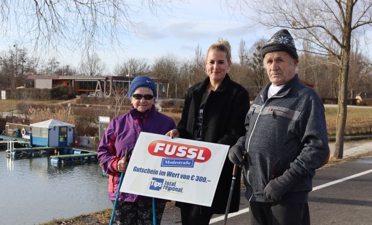 Maria und Anton Höllmüller mit Tips-Redakteurin Melanie Mai. Foto: Hochgatterer