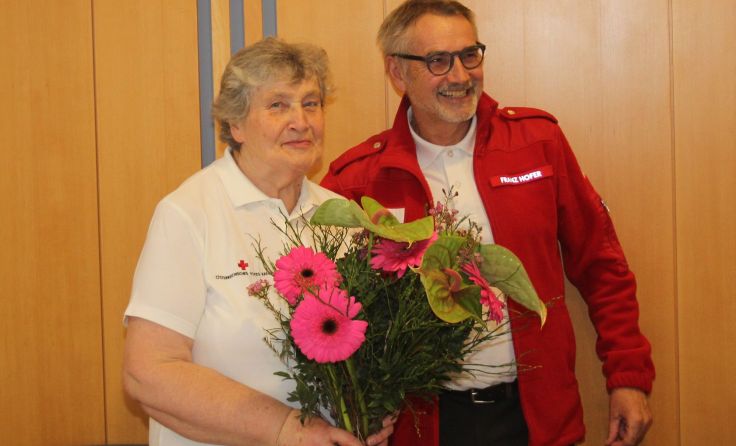 Karoline Etzelsdorfer übergab die Leitung an Franz Hofer. Foto: Rotkreuz-Bezirksstelle Perg