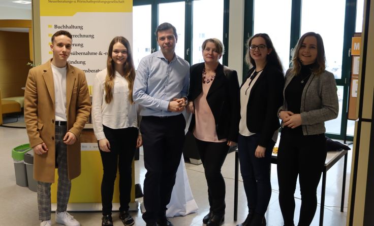 Klaus Marksteiner (mi) mit Direktorin Gabriela Teubenbacher und interessierten Schülern. Fotos: mai