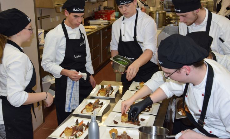 Die Schüler zeigten in der Küche wie im Service ihr Können. Fotos: maf