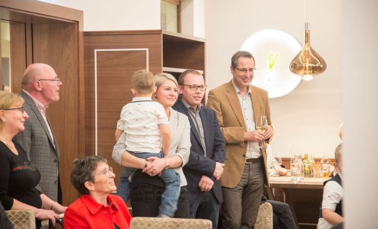 Die Familie Tinschert mit Bürgermeister Max Oberleitner bei Segnung. Fotos: nge