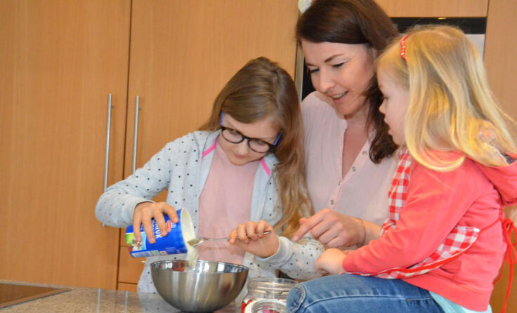Sara darf das Joghurt für die Bällchen in die Schüssel geben. (Foto: Pehböck)