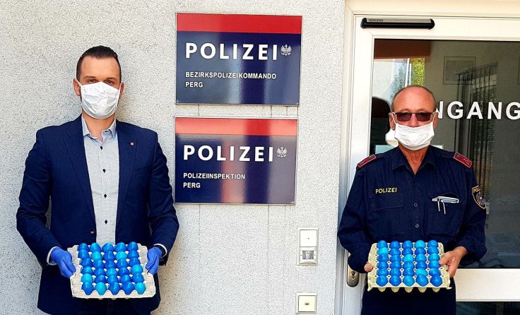 Der Perger Polizei wurde für ihren Einsatz mit Ostereiern gedankt. Fotos: FPÖ Perg