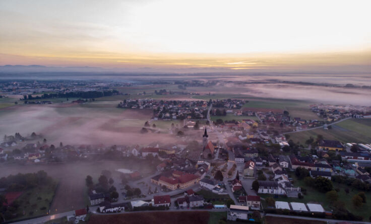 Die malerische Gemeinde Naarn im Machland versunken in leichten Nebelschwaden. (Foto: Zobl Michael)