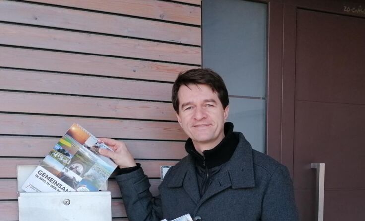 Rieds Vizebürgermeister beim Austeilen der Kalender. (Foto: ÖVP Ried)