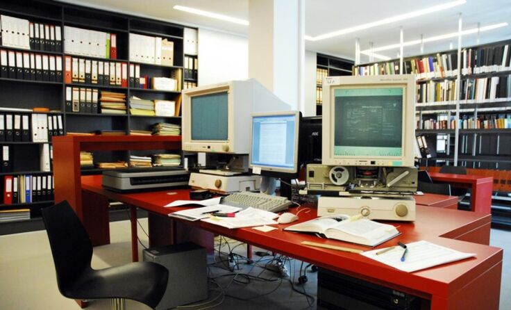 Die Lesegeräte in der Bibliothek in Mauthausen. (Foto: Mauthausen Memorial)