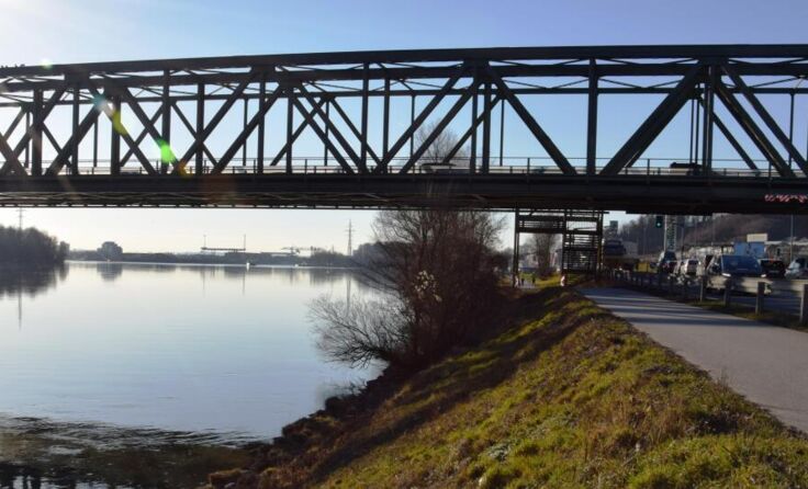 Auch die Donaubrücke Mauthausen muss im Sommer saniert werden. (Foto: maf)