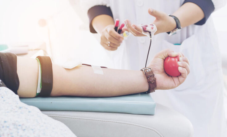 Blut spenden und Leben retten. (Foto: Happy cake Happy cafe/ Shutterstock.com)