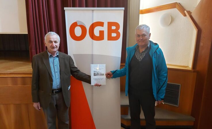 Josef Großsteiner (li.) mit dem neuen Vorsitzenden Leopold Pichlbauer. (Foto: ÖGB Perg)