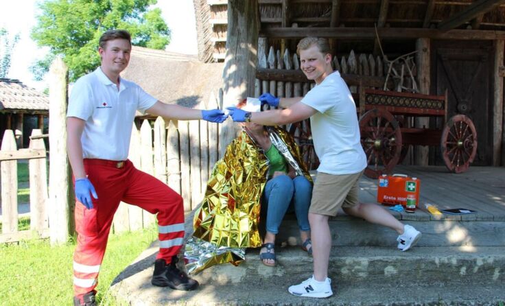Eine besondere Kulisse für den Ersten Hilfe Kurs bietet das Keltendorf. (Foto: RK Perg)