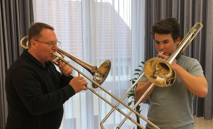 Bundessieger Tobias Achleitner (re.) mit seinem Posaunenlehrer Siegfried Punz. (Foto: Achleitner)