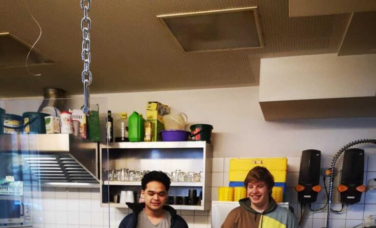 Die Zivildiener Sebastian und Timo verteilen die Speisen in der Wärmestube. (Foto: privat)