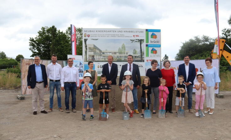 Die kleinen Helfer packten am Freitag beim Spatenstich fleißig mit an. (Foto: mho)