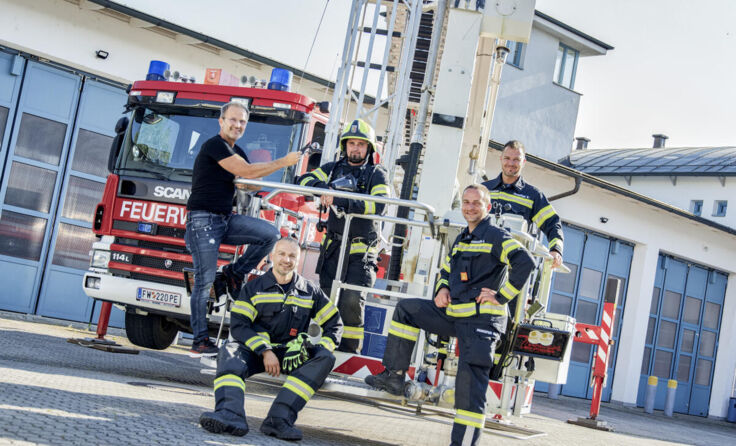 Manfred Kroboth (li.) unterstützt die Perger Feuerwehrkameraden mit Brillen. (Foto: FF Perg)