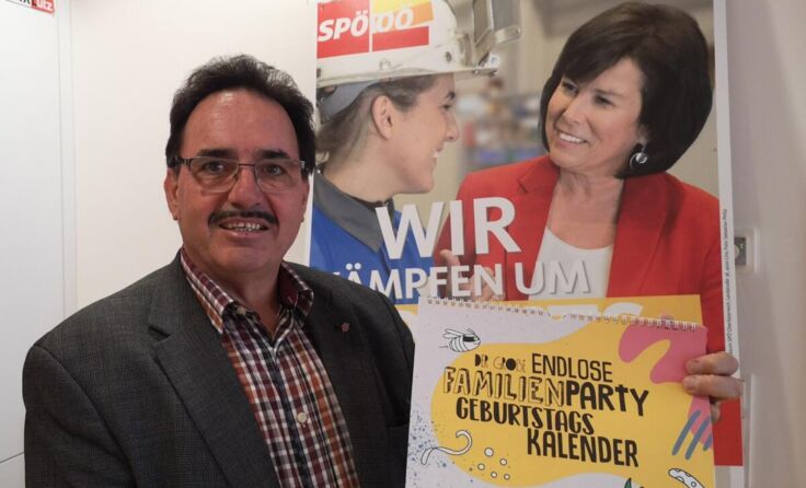 Landtagskandidat Bürgermeister Erich Wahl mit dem Geburtstagskalender. (Foto: SPÖ Bezirk Perg)