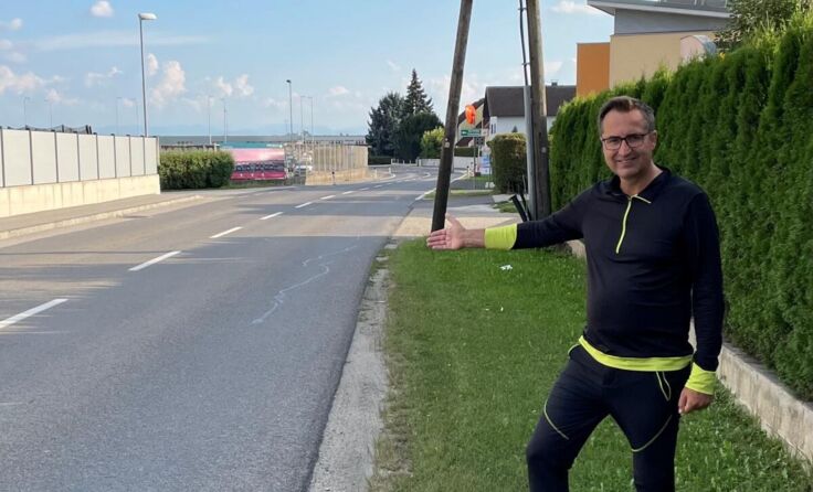 Max Oberleitner bei einem Lokalaugenschein in der Aisttalstraße. (Foto: ÖVP Schwertberg)