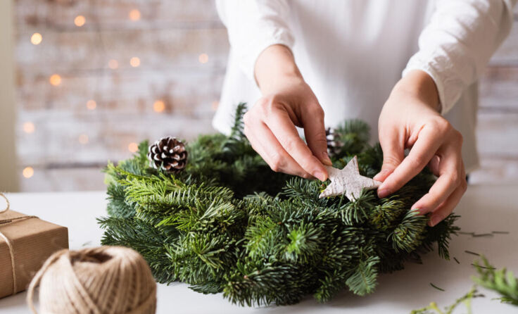 Die Goldhauben verkaufen Adventkränze. (Foto: Halfpoint/Shutterstock.com)