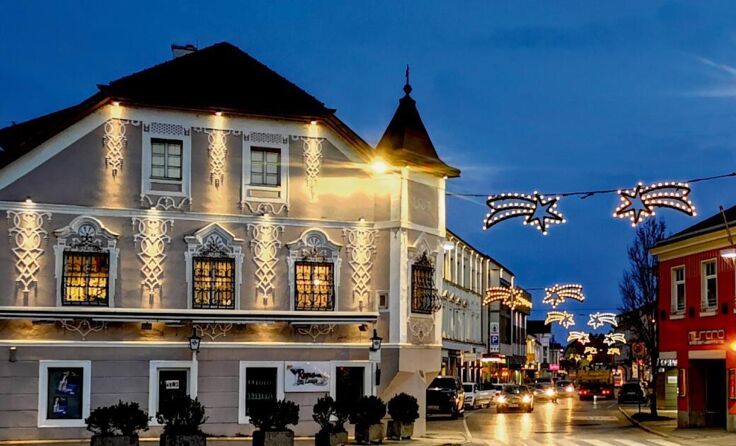 Die Perger Herrenstraße erstrahlt im vorweihnachtlichen Glanz. (Foto: Kowatschek)