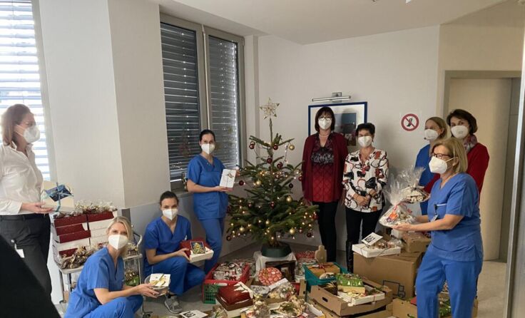 Am 21. Dezember konnten wir 115 kg Weihnachtskekse an die Mitarbeiter übergeben. (Foto: Schöfl)