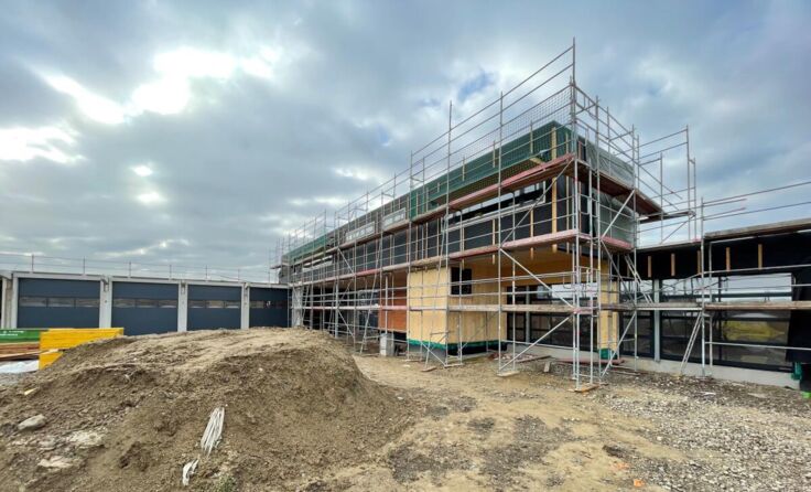 Der neue Bauhof soll bis zum Sommer fertiggestellt sein. (Foto: Oberleitner)