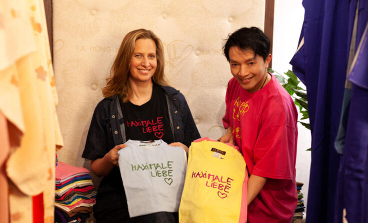 Schauspielerin Maxi Blaha und Designer La Hong. (Foto: Caritas)