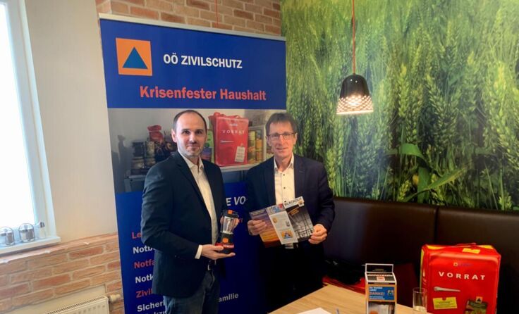 Christian Zeindlhofer und Josef Lindner weisen auf Präventionsmaßnahmen hin. (Foto: mai)