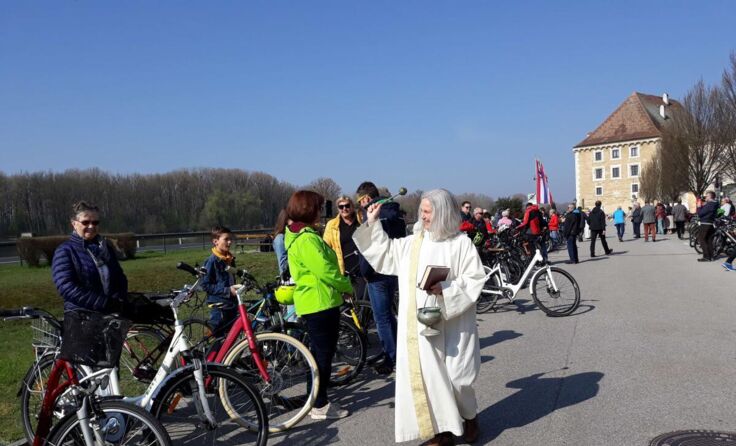 Pfarrassistentin Traudi Nußböck spendet den Segen für die Radsaison. (Foto: Sixtl)