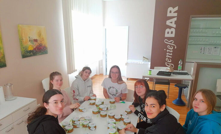Schülerinnen der 3a FW beim Verpacken der Gläser (Foto: BBS Baumgartenberg)