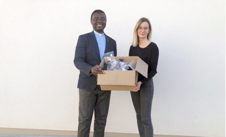 Übergabe der Brillen an Pfarrer Emeka durch das Augenoptik Suppan-Team (Foto: Suppan)