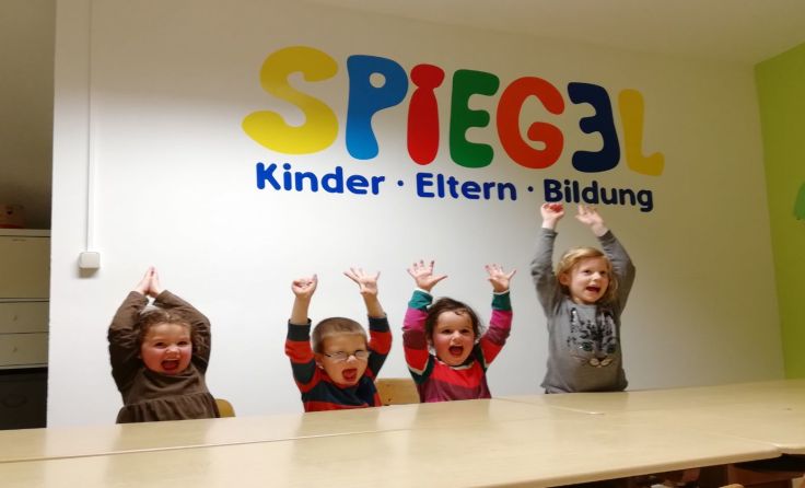 Die Kinder sind sichtlich begeistert von den neu renovierten Räumen.