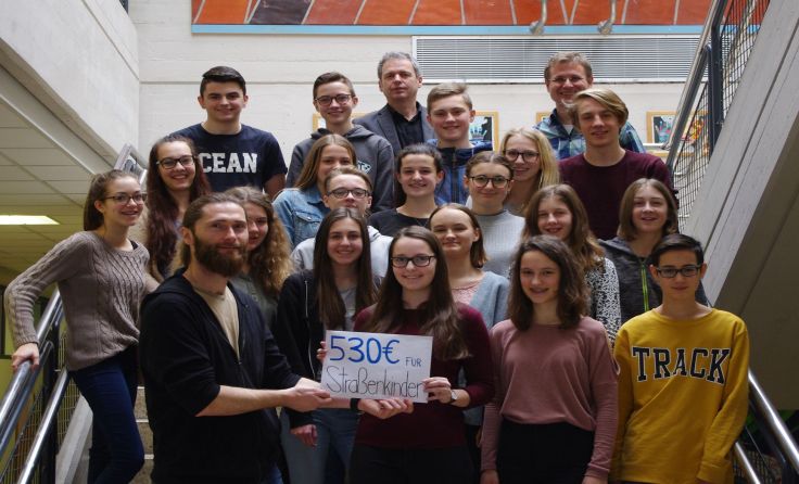 Martin Berndorfer (vorne links) nahm die Spende der Rohrbacher Schüler persönlich entgegen.