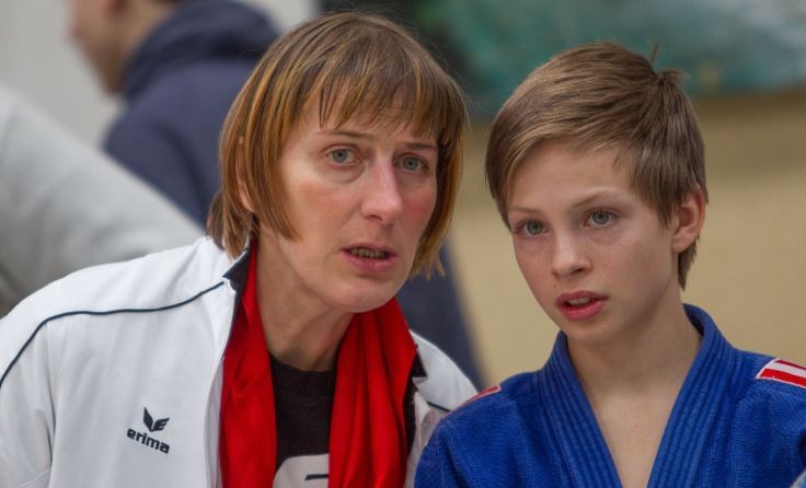 Elisabeth Lindorfer im Gespräch mit einem ihrer Nachwuchskämpfer. Foto: Christian Fidler