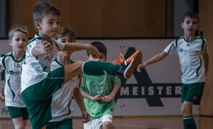 Über 500 Nachwuchs-Fußballer kickten zum Jahresende in Lembach. Foto: Astrid Ecker
