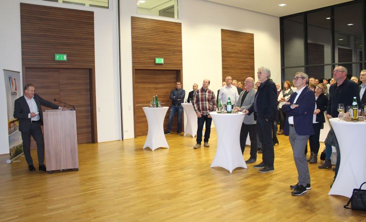 Rund 80 Leute lauschten dem Bericht von Bürgermeister Wolfgang Schirz. Fotos: Gemeinde