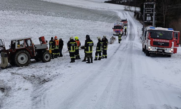 Die FF Perwolfing bei ihrem Bergeeinsatz. Foto: FF Perwolfing