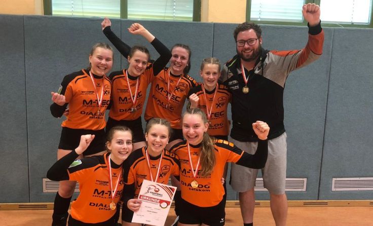 Die U18-Landesmeisterinnen mit Betreuer Gerald Herrnbauer Fotos: Union Arnreit