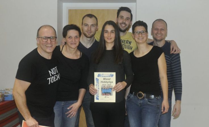 Die siegreiche Peilsteiner Mannschaft mit dem Organisationsteam. Foto: Raab