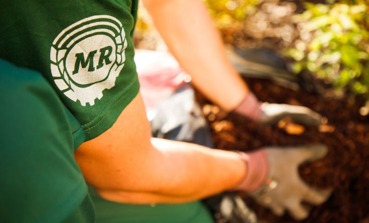 Jetzt ist die richtige Zeit, die letzten Arbeiten im Garten zu erledigen. Fotos: Maschinenring