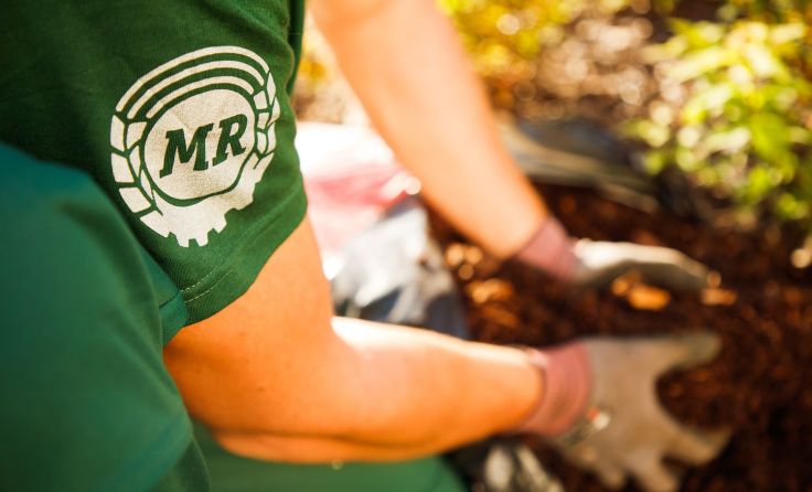 Jetzt ist die richtige Zeit, die letzten Arbeiten im Garten zu erledigen. Fotos: Maschinenring